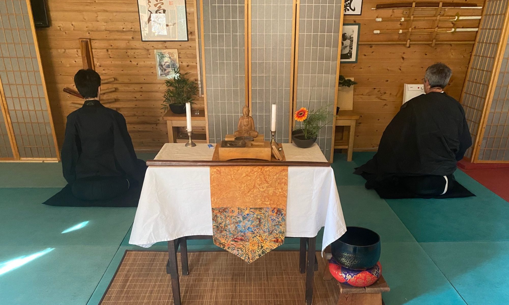 Wir bieten Gelegenheit, Zazen zu üben