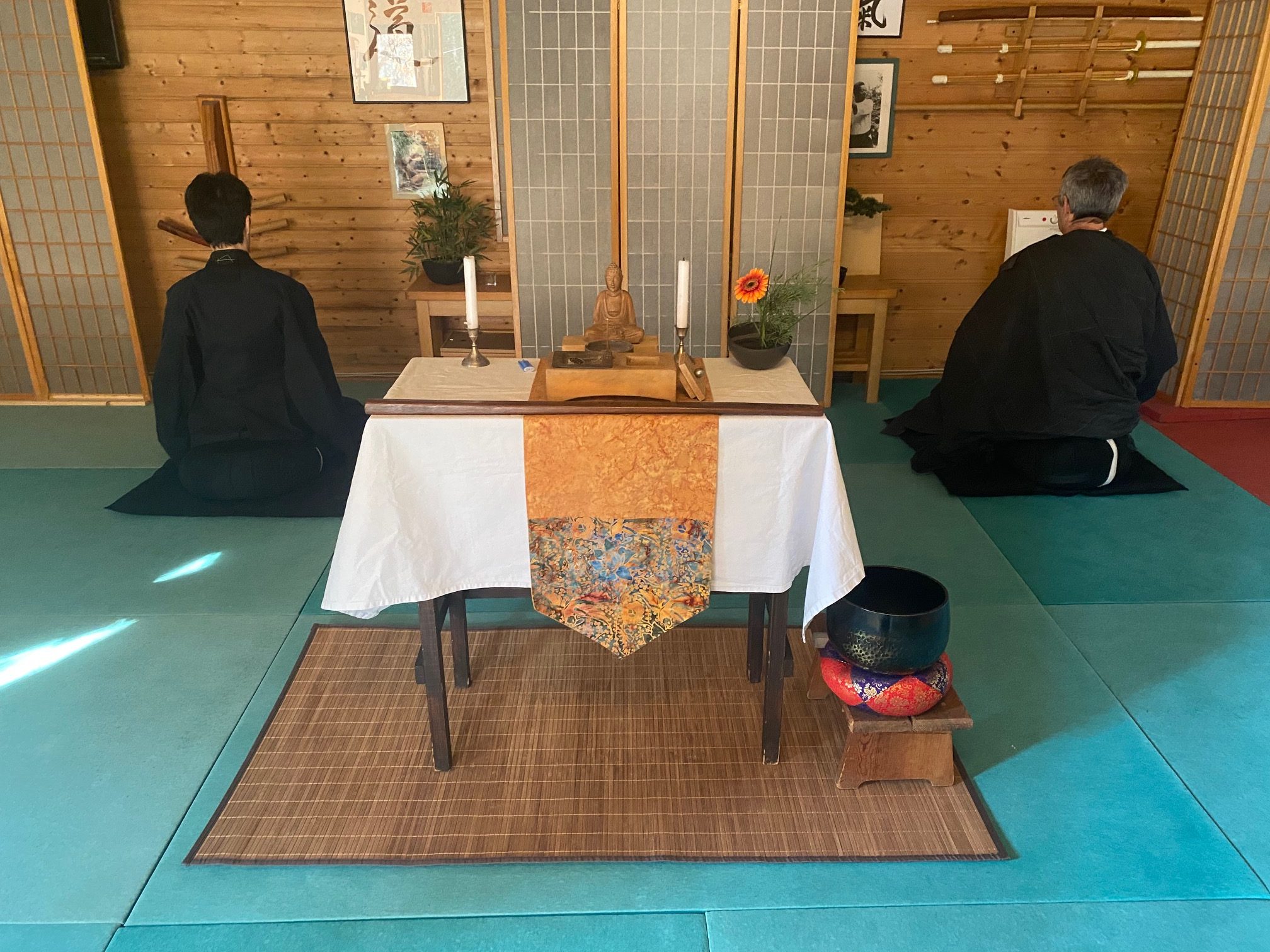 Wir bieten Gelegenheit, Zazen zu üben